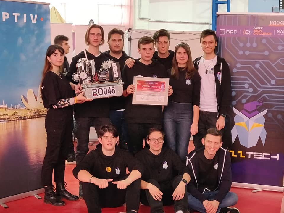 Echipa WizzTech în sezonul 2018–2019 · Rover Ruckus